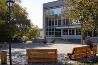 У ДК им. Горького в Кургане озеленили территорию