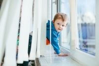 В Кургане 3-летний ребенок выпал из окна в Заозерном