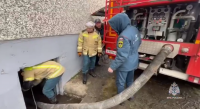 Из затопленных домов в Зауралье откачивают воду