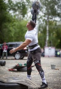 Тяжелоатлет из Кургана одержал победу на всероссийских соревнованиях
